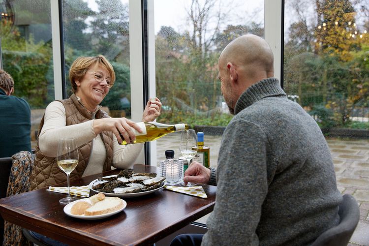 Uiteten met oesters en wijn