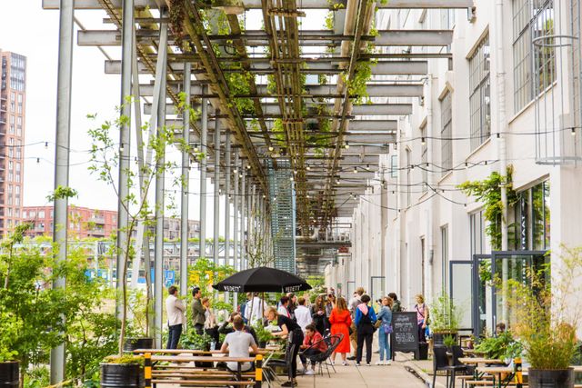 Een winkelstraat op Strijp-S in Eindhoven met shoppende mensen.