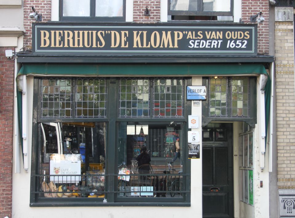 Het pand van Bierhuis de Klomp met zicht op de etalage
