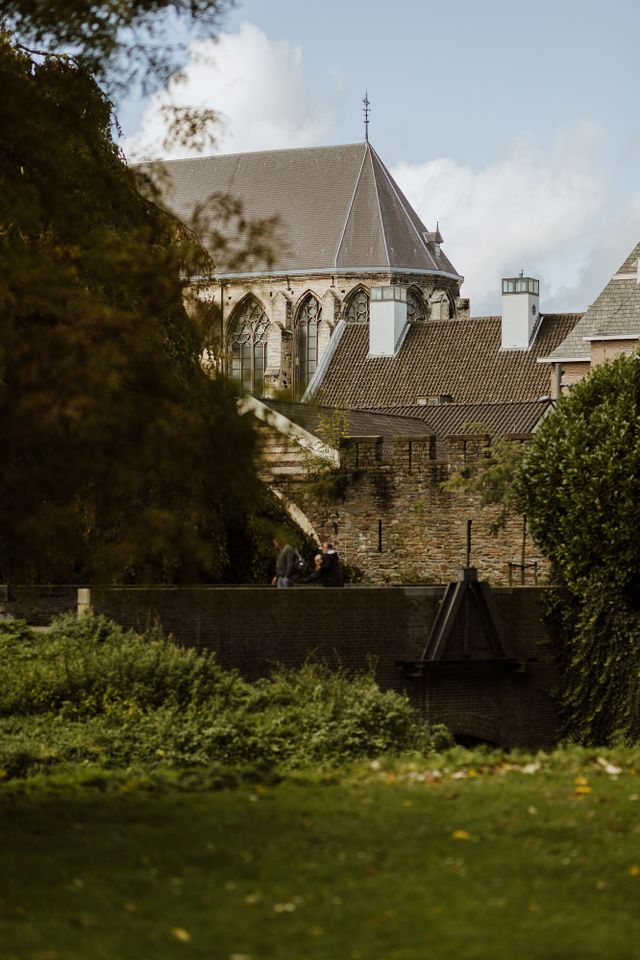 Oude Minderbroederskerk Maastricht zijkant vanaf stadpark