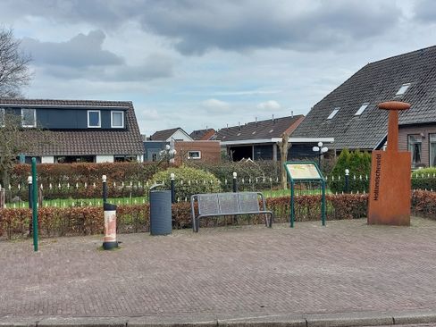 Start bij de verhalenpaal De wandelroute begint bij de verhalenpaal op het historisch gezien belangrijke punt bij de kerk. Hier kwamen de voormalige hoofdvaarten bij elkaar en van hieruit is het huidige dorp Hollandscheveld ontstaan.