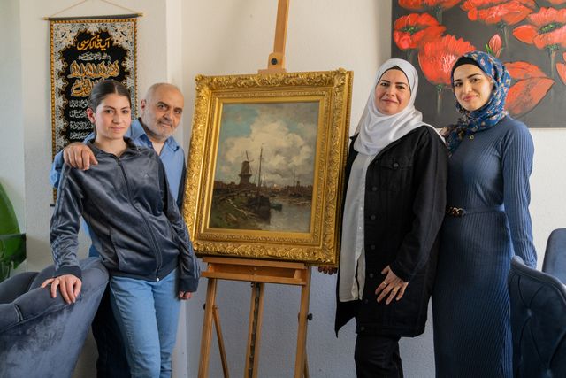 Gezin met schilderij van Museum Jan Cunen thuis