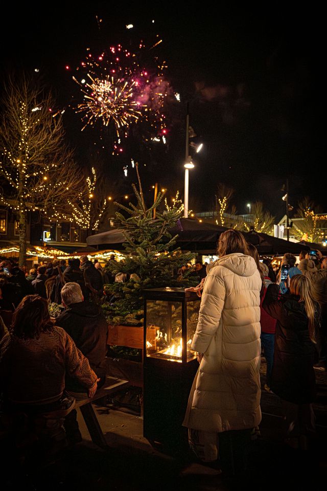 Mensen die naar een vuurwerkshow kijken op de Koemarkt in Purmerend
