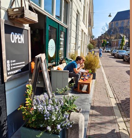 Man en vrouw die aan het eten zijn op het terras van Bij Best