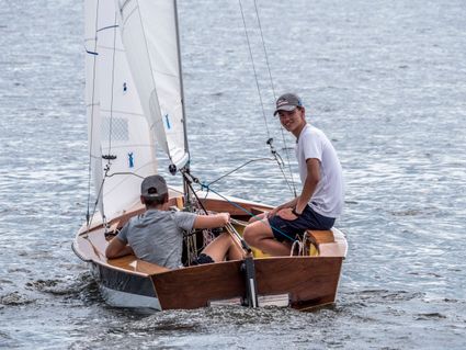 twee jongens in een zeilbootje