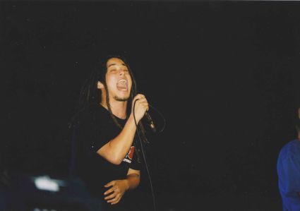Beschrijving	32e Vierdaagsefeesten. Optreden van (?) op een van de podia in de binnenstad
Datering	7/2001