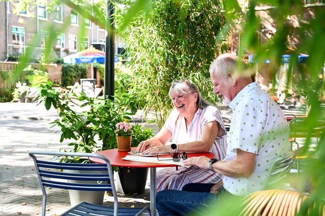 50+ echtpaar op terras in Delft doelenlplein