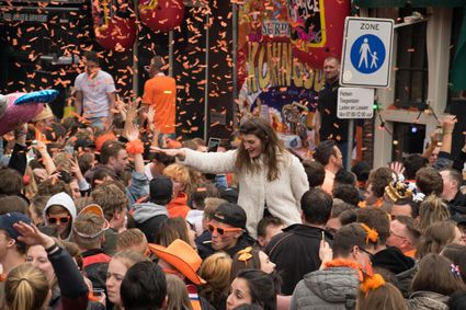 Feestende mensen tijdens Koningsdag