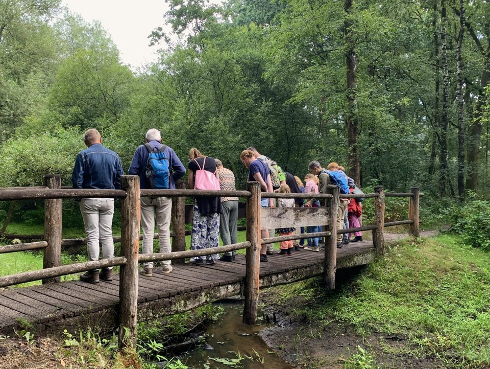 Groepje wandelaars bij bruggetje