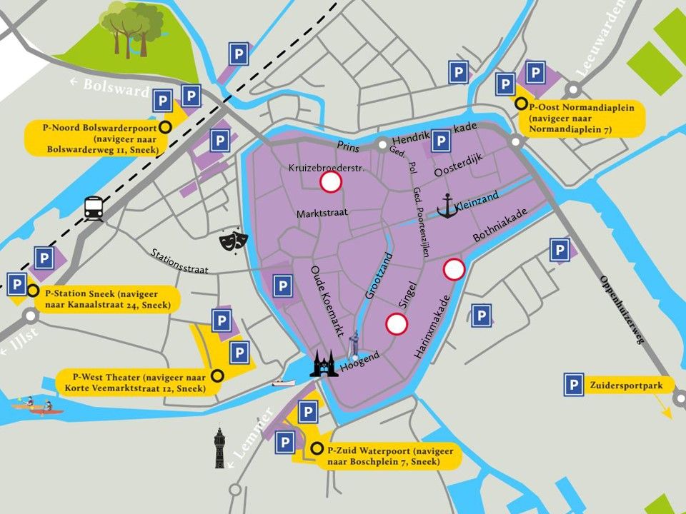 Plattegrond van de binnenstad van Sneek met de locaties van het doorrijverbod en de parkeerterreinen.
