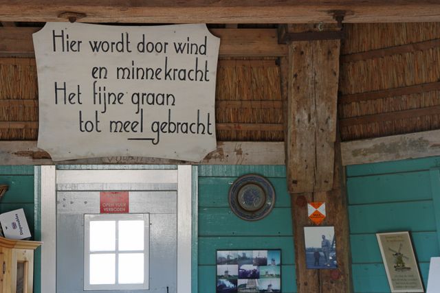 Een bord met tekst hangt in Korenmolen de Nachtegaal in De Beemster.