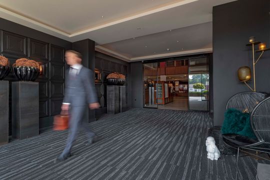 Een man loopt naar de uitgang van een hotel toe in Emmeloord in de Noordoostpolder.