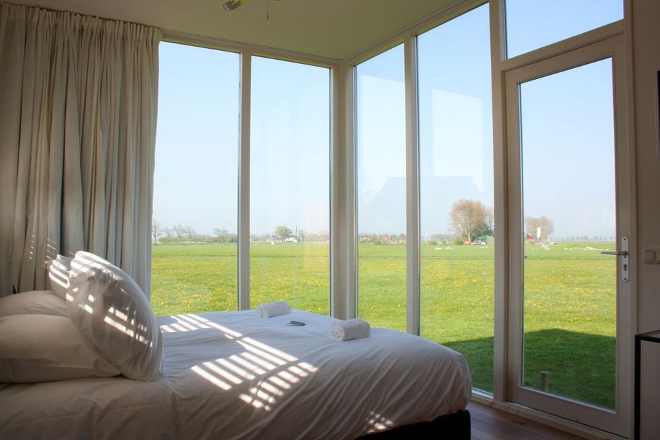 Slapen in Friesland, aan de Elfstedenroute en vlak bij Leeuwarden. Op Pean-buiten Weidum vind je rust, ruimte en natuur. Perfect voor een comfortabele overnachting in stilte en groen.