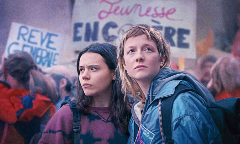 Twee vrouwen tussen een protest