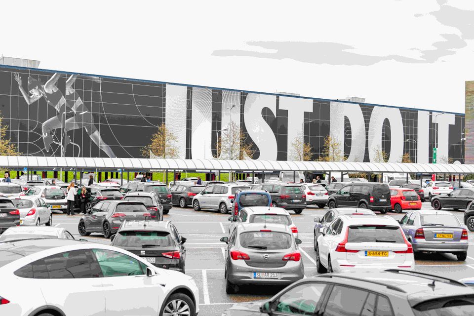 Roermond Designer Outlet parkeerplaats Nike winkel