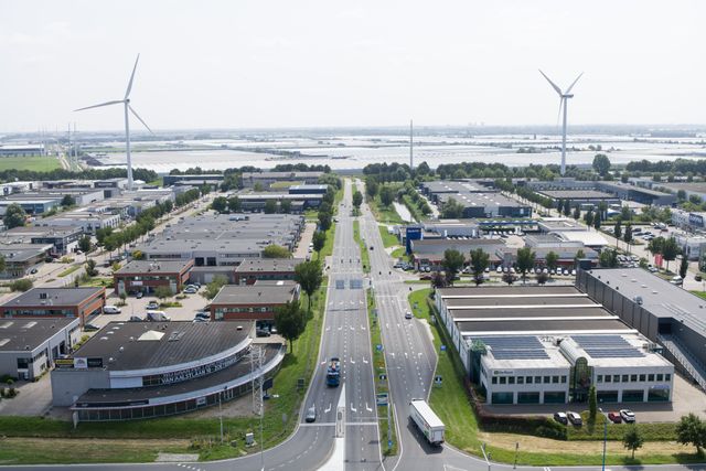 Luchtfoto van het bedrijventerrein in Zoetermeer. Hier zijn verschillende bedrijven gevestigd die allemaal een eigen bedrijf hebben.