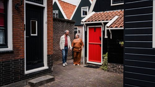 Ein Mann und eine Frau spazieren durch das Labyrinth in Volendam