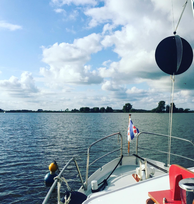 Boot ligt aangemeerd aan MarBoei.