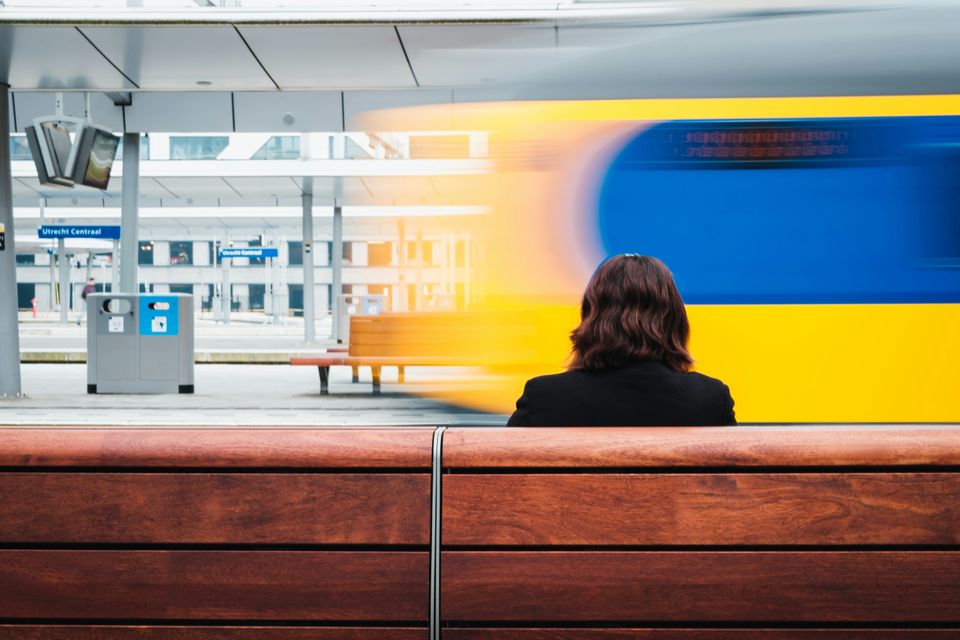 trein rijdt hard voorbij perron