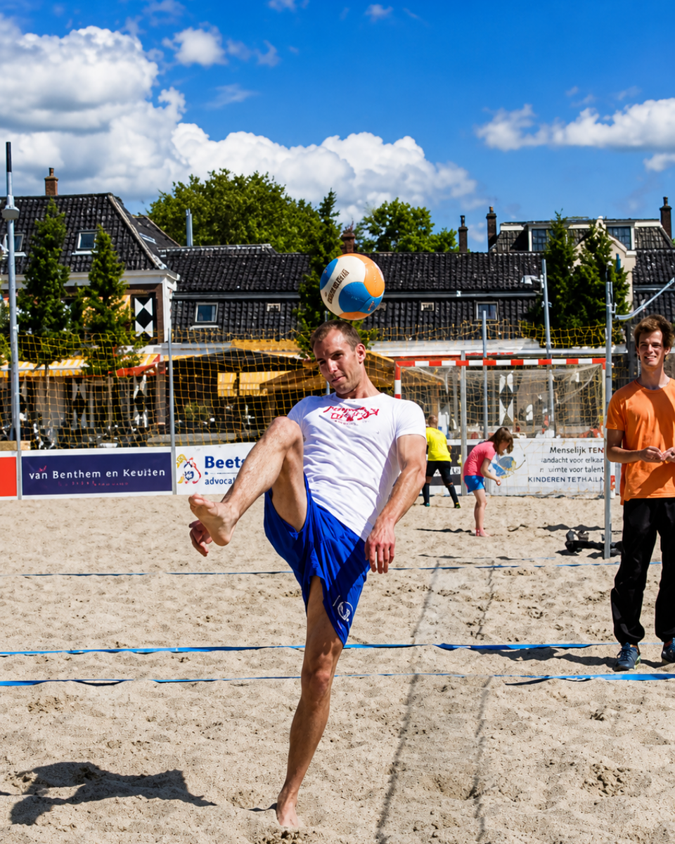 Iemand die aan het footvolleyen op zand