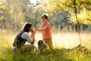 Gezin geniet in het natuurgebied Kampina