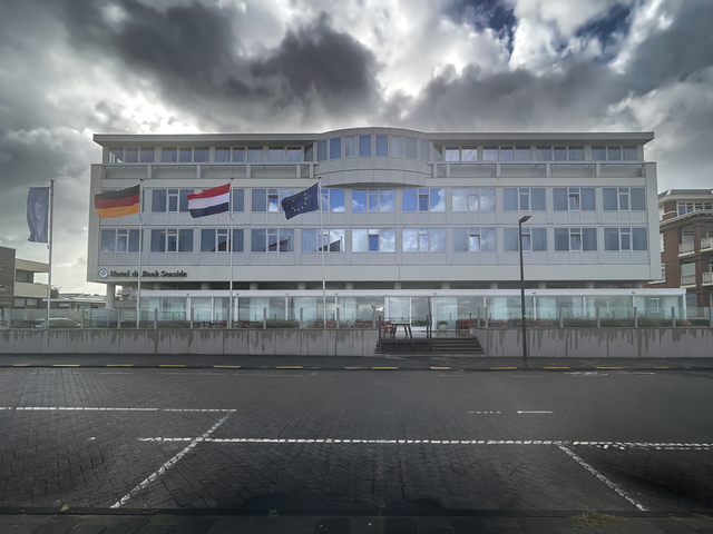 Hotel de Baak Seaside vooraanzicht met stormwolken
