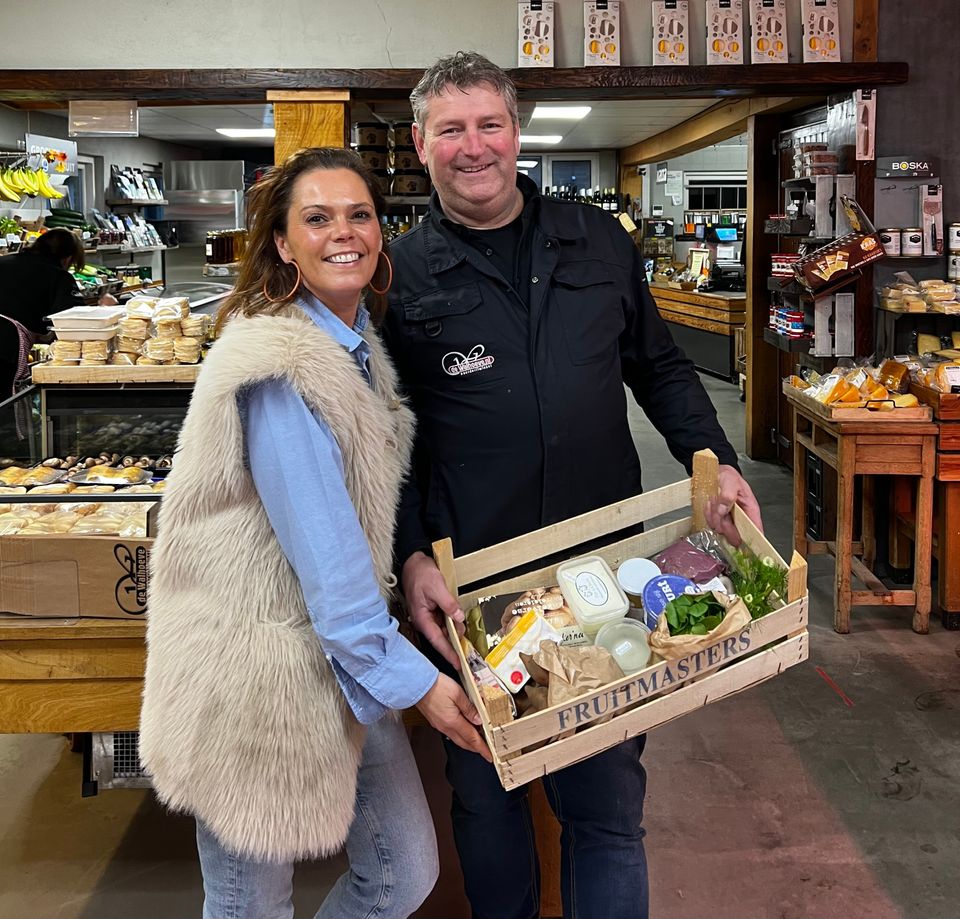 Myra en boer Corne in streekwinkel met BrabanDISH Foodbox