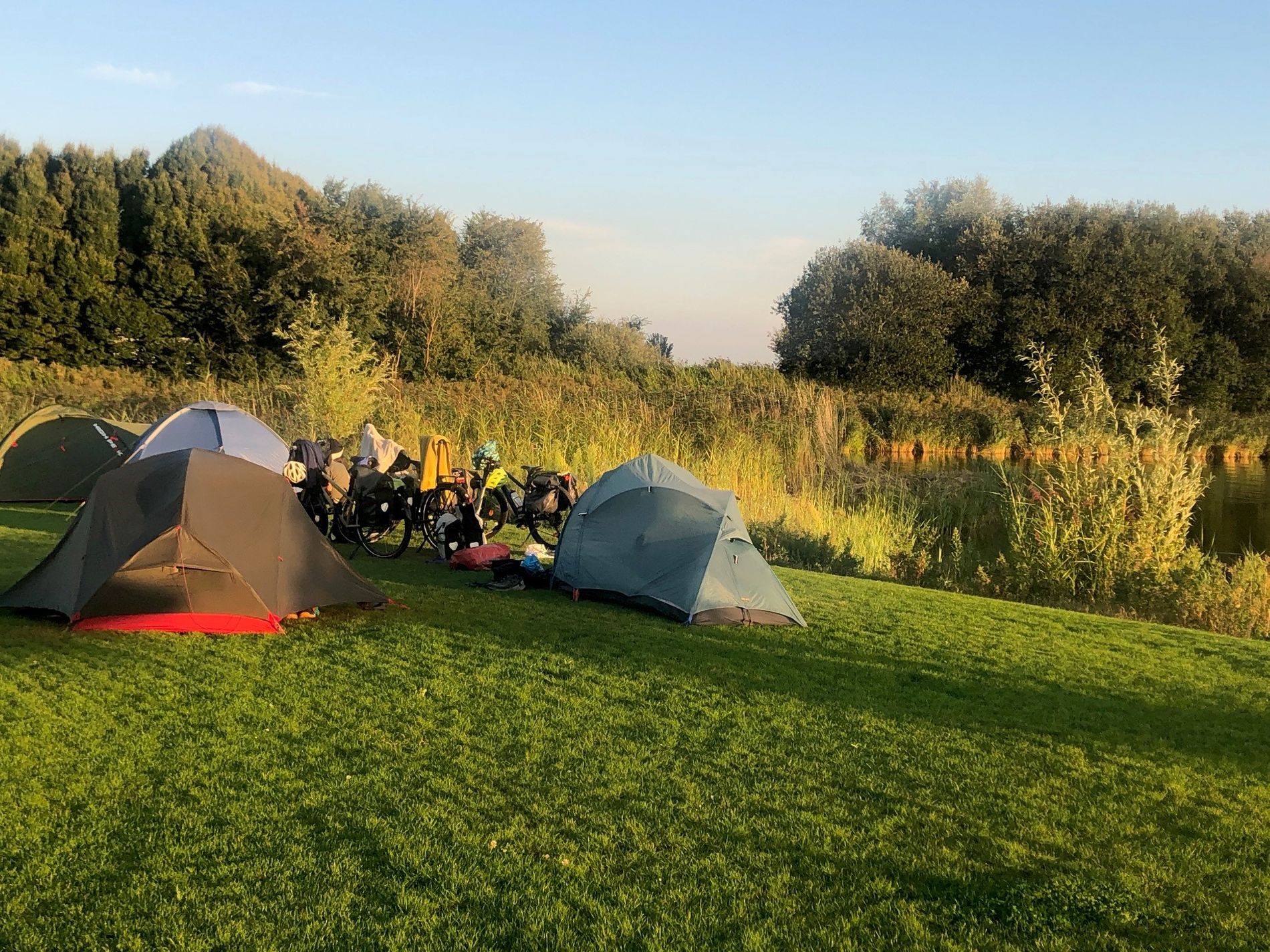 Trekkerstenten op het veld van camping Markdal