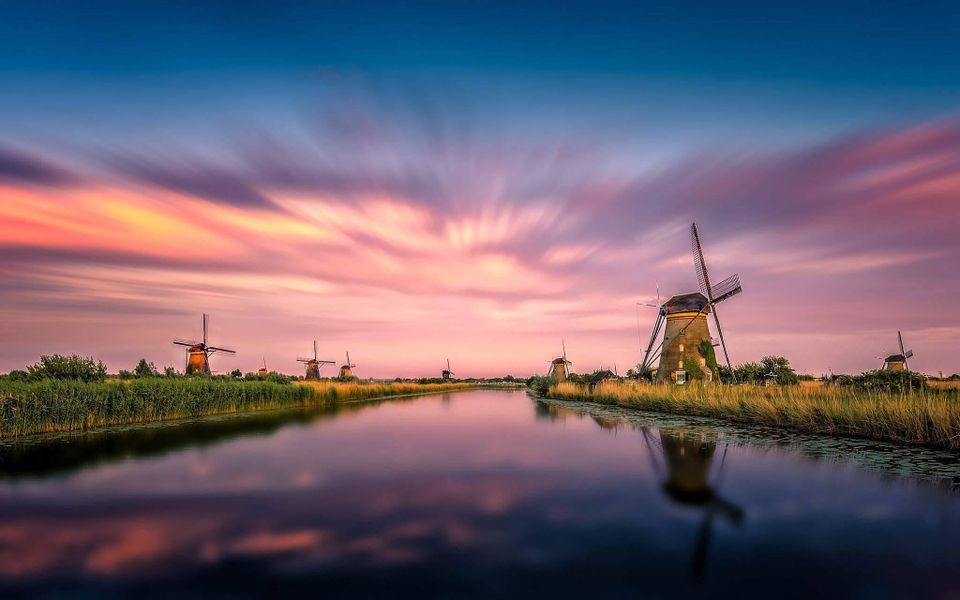 Zonsopgang bij de molens van Kinderdijk