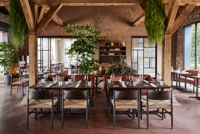 Het interieur van Bistro LOF met een gedekte tafel en prachtige houten balken in het plafond