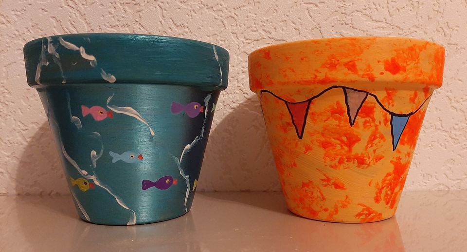 Foto van twee beschilderde plantenpotjes