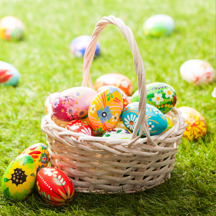 Restaurant De Woerdenaar, Woerden, Groene Hart, rieten mand met kleurrijk beschilderde paaseieren op het gras tijdens paasviering of paas high tea.