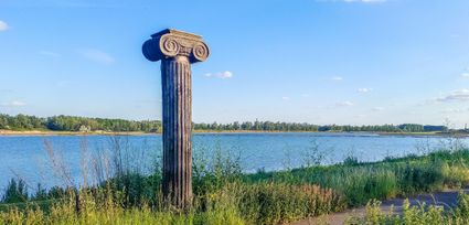 Een van de baggerplassen in Spijk met een Romeins tintje. (Wil Kuijpers)