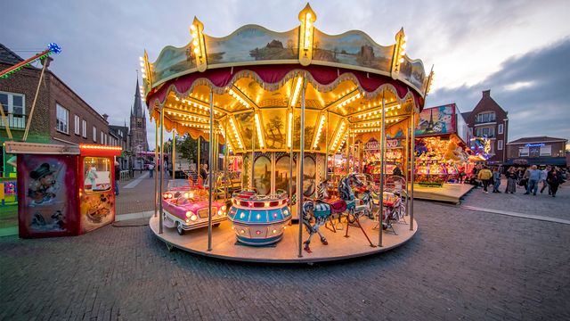 verlichte draaimolen op marktplein