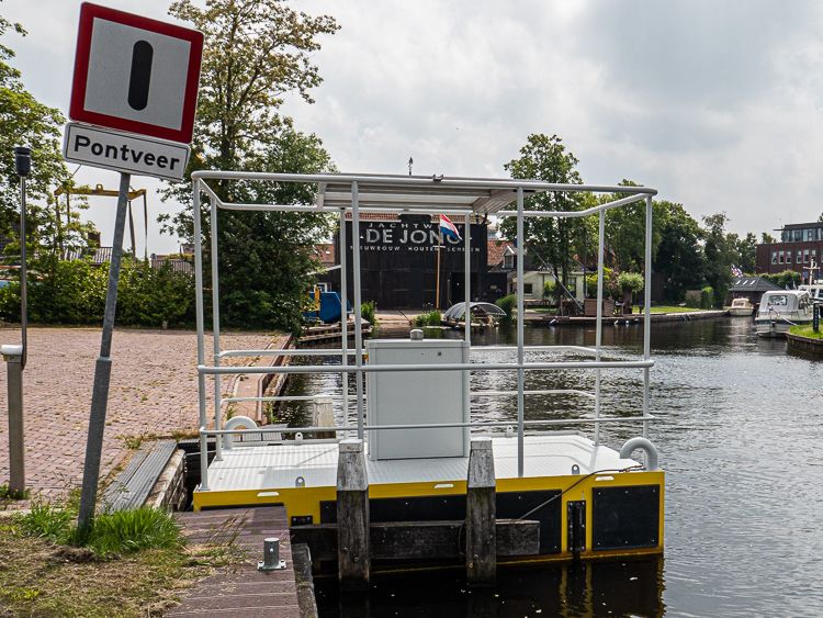 Schippers worden met een bord gewaarschuwd voor het pontje