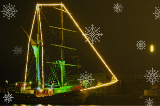 Zeilschip Bounty met kerstversiering en lichtjes.