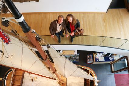 een stel in het fries scheepvaartsmuseum