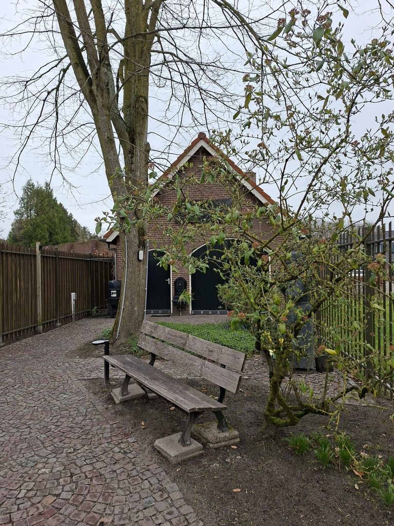 Bankje en voorgevel bij kapel