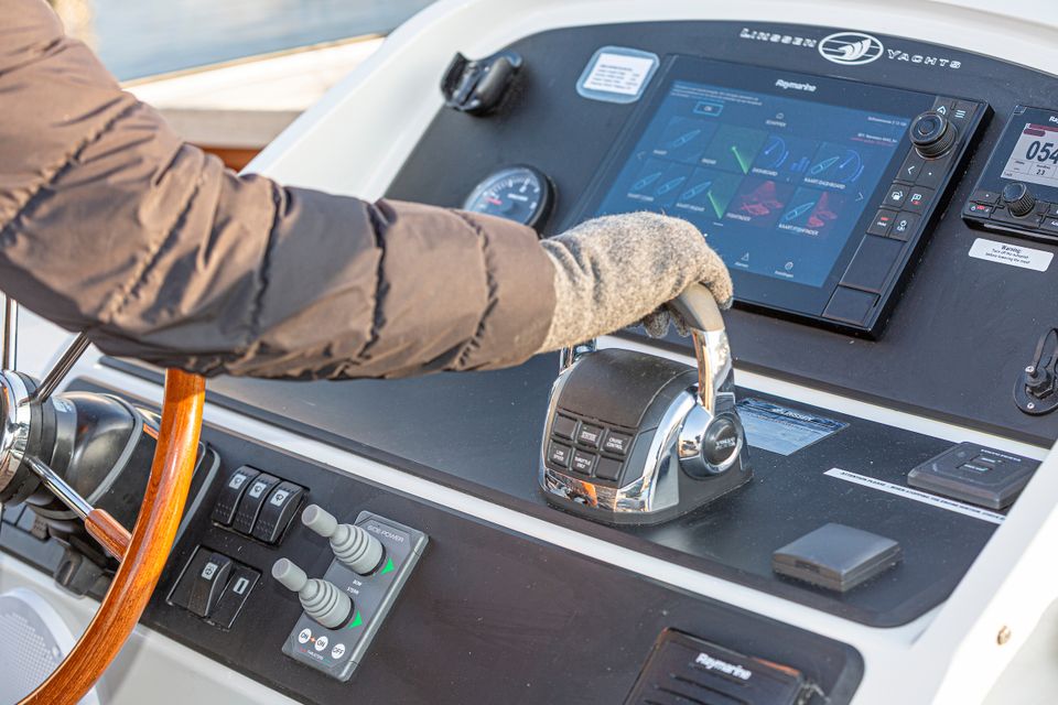 aan het roer op de boot