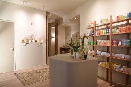 Balie met beautyproducten.