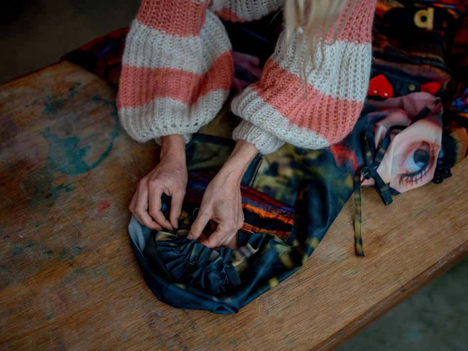 Vermeer Recycle Project ontwerper Barbara die een pak aan het ontwerpen is
