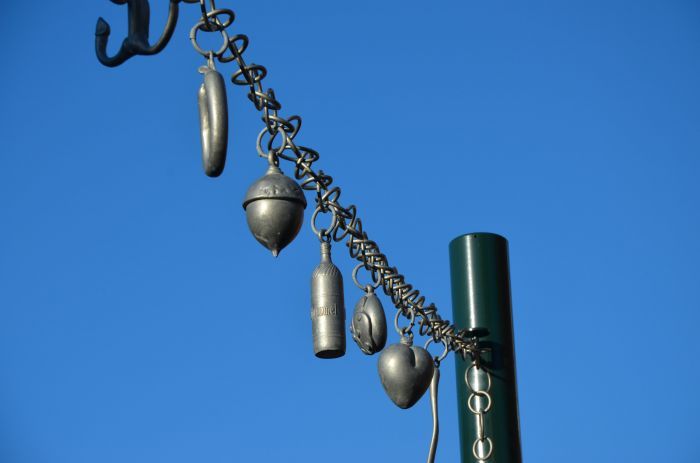 Foto van het Bedelketting kunstwerk in de Dorpsstaat