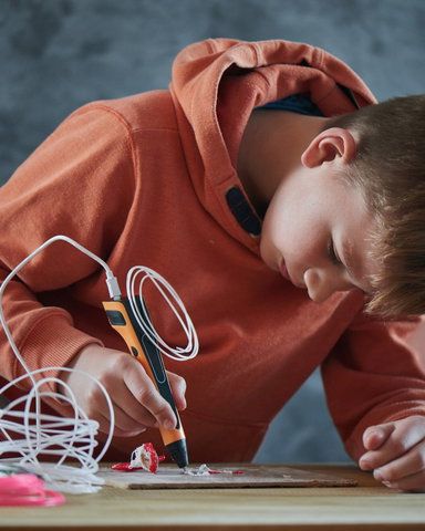 Kind bezig met een 3D pen tijdens creatieve workshop in Bibliotheek Zegveld, maakt een kleurrijk 3D kunstwerk met gesmolten plastic draden