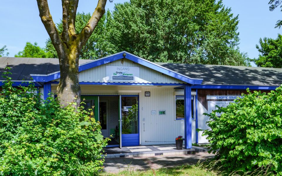 Ingang wit met blauw gebouw, gelijkvloers