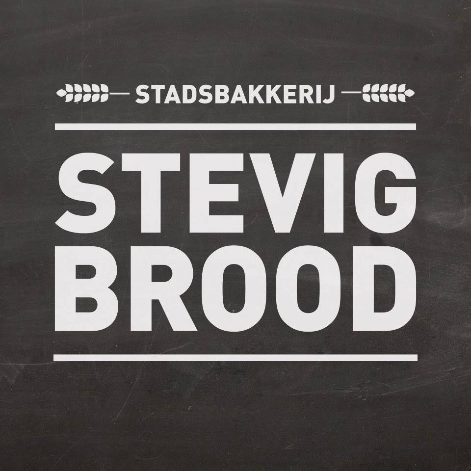 Logo van Stadsbakkerij Stevig Brood in Woerden met de tekst “Stevig Brood”, ambachtelijke bakkerij voor vers brood en lokale producten.