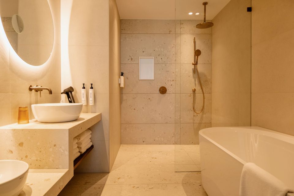 Hotel Van der Valk Woerden, Woerden, Groene Hart, luxe badkamer met vrijstaand ligbad, inloopdouche, dubbele wastafel en moderne wellnessvoorzieningen voor een ontspannen hotelovernachting.