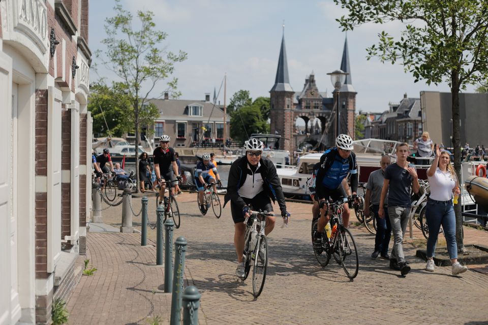 groep fietsers in de bocht