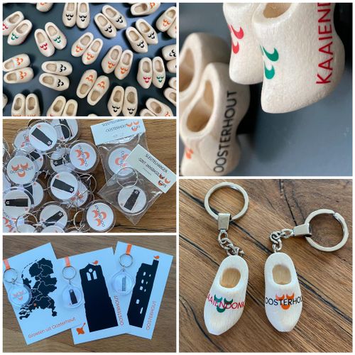 Allerlei houten souvenirs en kaarten