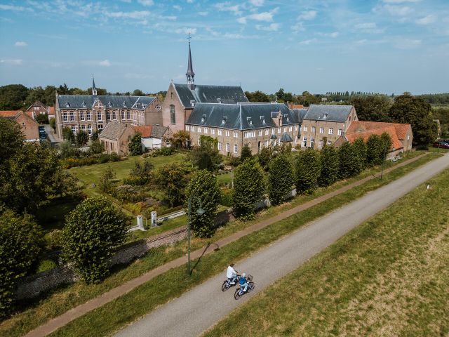 Fietsers van boven in Megen.