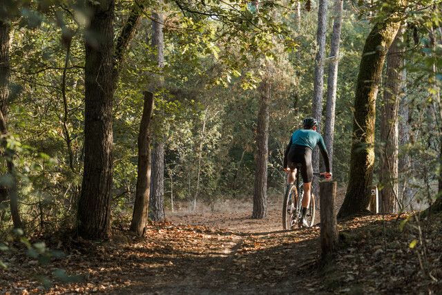 1 mountainbiker op het parcours